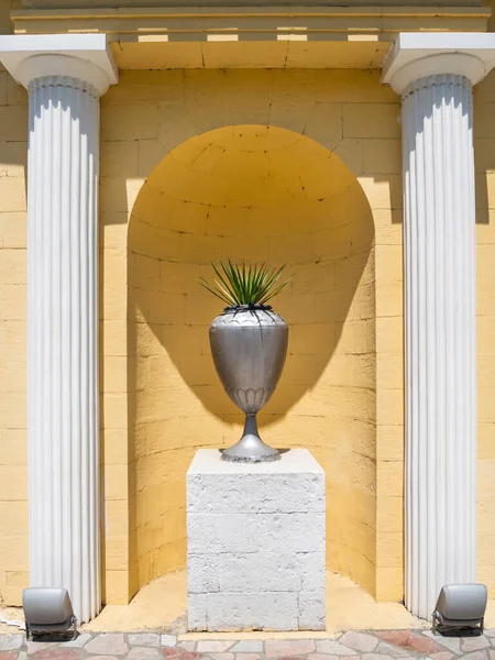 Florero Con Planta Tropical Sobre Pedestal Entre Dos Columnas Arquitectónicas — Foto de Stock
