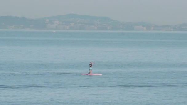 SOCHI, RUSSIA Mei 03, 2021. Pemukul dayung aktif. Pemain olahraga mengayuh berdiri di atas papan kayuh. Selancar SUP. — Stok Video