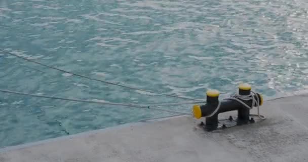 Putas costeras con cuerdas de amarre. Postes metálicos verticales emparejados montados en el muelle. Los postes se utilizan para asegurar líneas de amarre, cuerdas, transportistas o cables. — Vídeo de stock