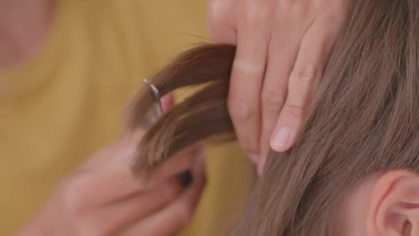 Ibu sendiri memotong rambut anak-anaknya di rumah. Normal baru. Tutup.. — Stok Video