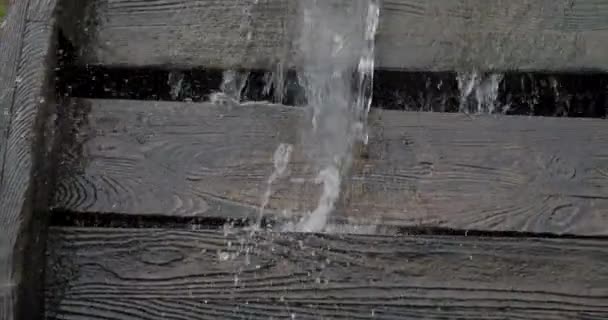 Corriente de agua corriente gira la rueda de madera de un antiguo molino de agua. — Vídeos de Stock