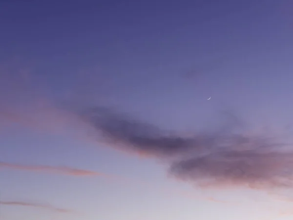 Piękny Zachód Słońca Różowymi Chmurami Błękitnym Niebie Sierpem Woskującego Księżyca — Zdjęcie stockowe
