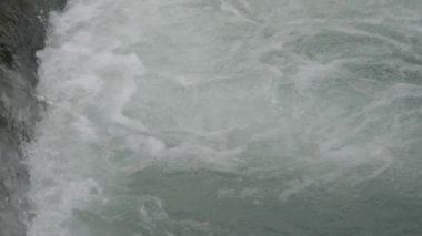 Su yüzeyinde köpük dalgaları. Dağlardan şehre akan Soçi nehri deresi. Soçi, Rusya.