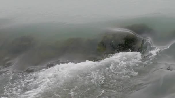 Schaumwellen auf der Wasseroberfläche. Der Fluss Sotschi fließt von den Bergen durch die Stadt. Sotschi, Russland. — Stockvideo