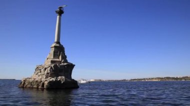 Sürat tekneleri Sivastopol 'un sembolü olan Batık Gemiler Anıtı' ndan geçiyor. Kırım.