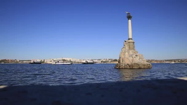 Motorboats goes pass Monument to the Sunken Ships, symbol of Sevastopol. Crimea. — Stock Video