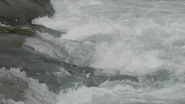 Su yüzeyinde köpük dalgaları. Dağlardan şehre akan Soçi nehri deresi. Soçi, Rusya.