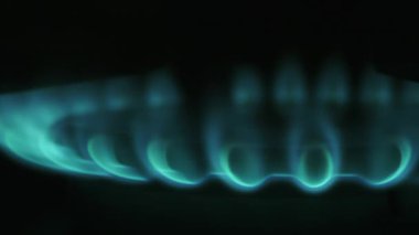 Gaz ocağındaki alevleri hareket ettiriyor. # Karanlıkta fırında mavi ateş #.