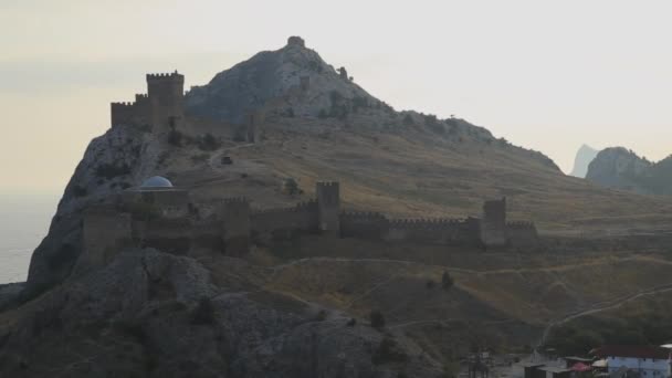 Panorama van het oude Genuese fort in Sudak stad. Historisch architectonisch monument bij zonsondergang. Krim. — Stockvideo