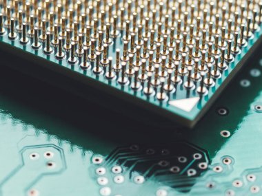 Sabit disk kontrol paneli ve Merkez Bilgisayar işlemcisinin makro fotoğrafı. Yeşil arka planda işlemci. Bilgisayarda bilgi işlem detayı. Kişisel bilgisayarın teknolojik ayrıntıları.
