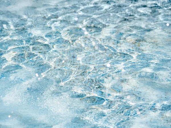 수영장이나 모자이크 분수의 표면에 이비치게 됩니다 한물이 뒤섞여 모양의 — 스톡 사진