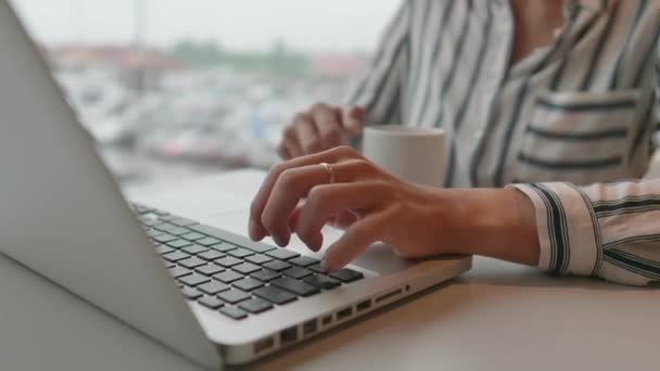 Geschäftsfrau arbeitet mit Laptop im Co-Working Center. Arbeitsplatz für Freiberufler im Business Center. — Stockvideo