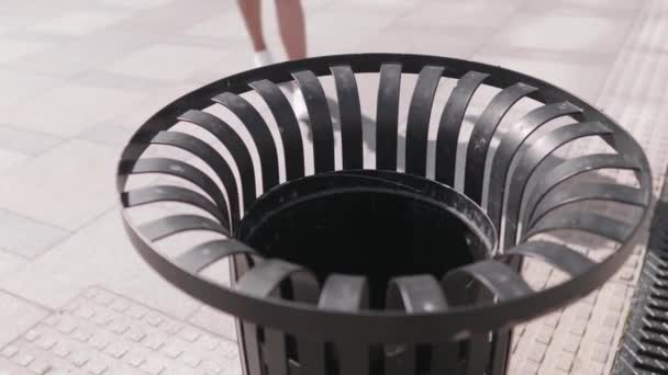 Femme jette le noyau de pomme dans l'urne de la rue. Citys résidents soins de la propreté de la rue. Comportement conscient, souci de l'environnement. — Video