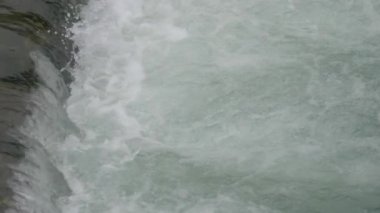 Su yüzeyinde köpük dalgaları. Dağlardan şehre akan Soçi nehri deresi. Soçi, Rusya.