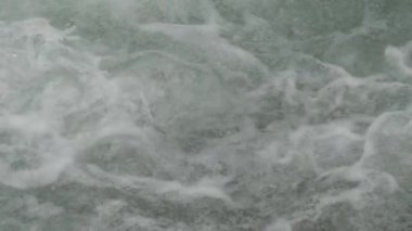 Su yüzeyinde köpük dalgaları. Dağlardan şehre akan Soçi nehri deresi. Soçi, Rusya.