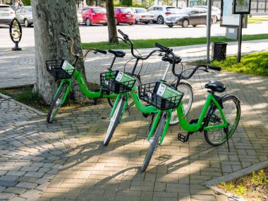 KRASNODAR, RUSSIA - Haziran 02, 2021. Şehir parkında kiralık bisikletler. Turistler ve yerel halk için çevre dostu ve rahat şehir ulaşımı.