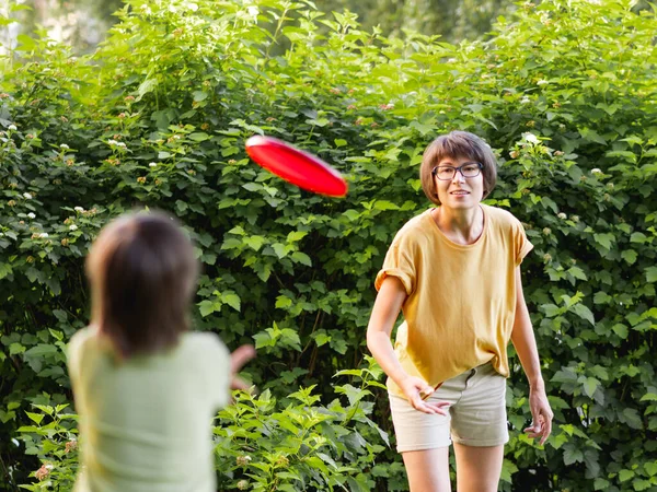 Mutter Und Sohn Spielen Frisbee Auf Dem Rasenplatz Sommerstimmung Freizeitaktivität — Stockfoto