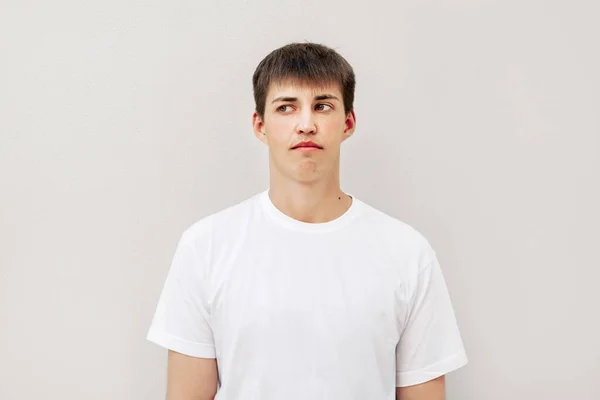 Ung Stilig Man Med Kort Frisyr Porträtt Karl Vit Shirt — Stockfoto