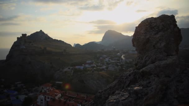 Panorama der alten genuesischen Festung in der Stadt Sudak. Silhouette eines historischen architektonischen Wahrzeichens bei Sonnenuntergang. Krim. — Stockvideo