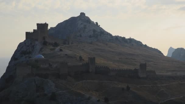 Panorama van het oude Genuese fort in Sudak stad. Historisch architectonisch monument bij zonsondergang. Krim. — Stockvideo