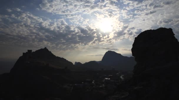 Panorama de l'ancienne forteresse génoise dans la ville de Sudak. Repère architectural historique au coucher du soleil. Crimée. — Video