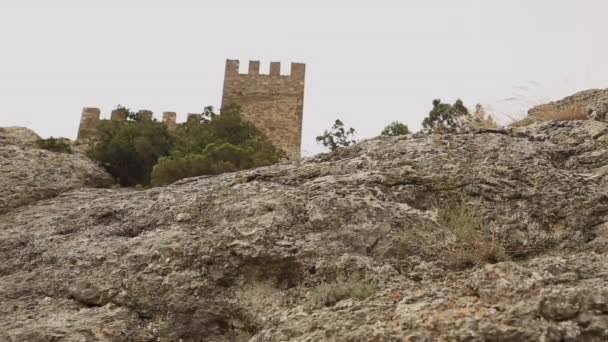 Нижній вигляд стародавньої генуезької фортеці в місті Судак. Історична пам'ятка архітектури в хмарний день. Крим. — стокове відео