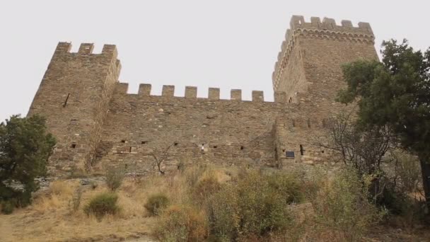 Uitzicht op het oude Genuese fort in Sudak stad. Historisch architectonisch monument op bewolkte dag. Krim. — Stockvideo