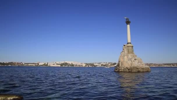 Моторные лодки проходят мимо памятника затонувшим кораблям, символа Севастополя. Крым. — стоковое видео