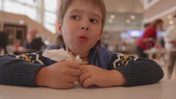 Küçük çocuk alışveriş merkezinde dondurma yiyor. Krem şantili waffle külahlı tatlı tatlı çocuk.. — Stok video