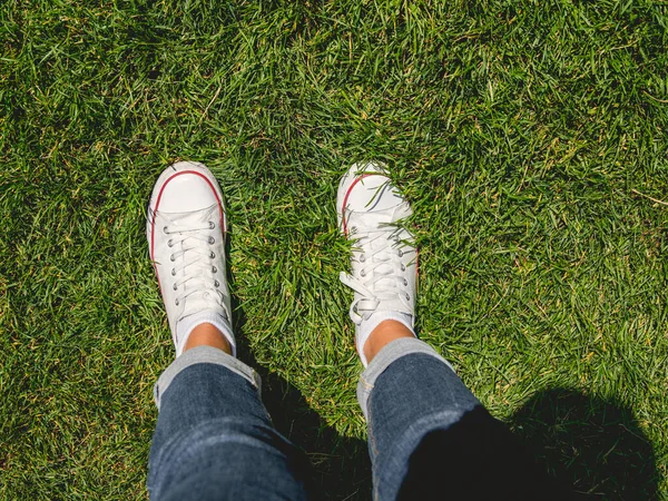Mujer Jeans Zapatillas Blancas Encuentra Hierba Verde Día Soleado Vista — Foto de Stock