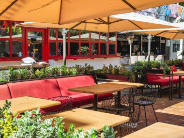 KRASNODAR, RUSSIA - Haziran 02, 2021. Terk edilmiş kafe. Koronavirüs COVID-19 karantina ve tecrit yüzünden içeride kimse yok..