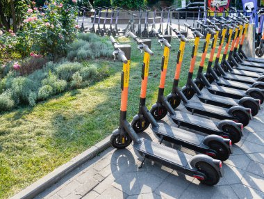 SOCHI, Rusya - 27 Mayıs 2021. Şehir parkında kiralık scooter 'lar. Turistler ve yerel halk için çevre dostu ve rahat şehir ulaşımı.