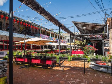 KRASNODAR, RUSSIA - Haziran 02, 2021. Terk edilmiş kafe. Koronavirüs COVID-19 karantina ve tecrit yüzünden içeride kimse yok..