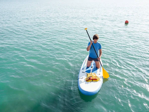 Гребной Постоялец Спортсмен Коленях Гребешком Встает Доску Sup Surfing Активный — стоковое фото