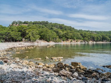 Phaselis 'in kuzey limanının manzarası. Antik Lycia kıyısındaki Yunan şehrinin kalıntıları. Antalya 'nın Kemer ilçesine bağlı Tekirova yakınlarındaki Mimari dönüm noktası.