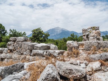 Antik Phaselis şehrinin amfitiyatro kalıntıları. Türkiye 'nin ünlü mimari simgesi.
