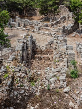 Antik Phaselis şehrinde büyük küvetin kalıntıları. Ünlü mimari simgesi, Kemer bölgesi, Antalya. Türkiye.