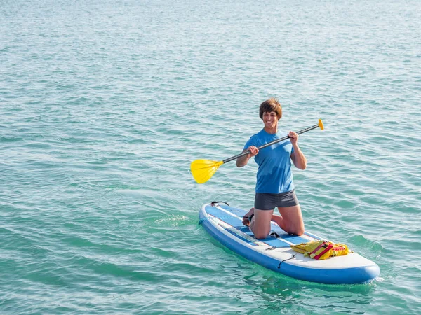 Pensionista Remo Esportista Joelhos Remando Stand Paddleboard Surf Sup Estilo — Fotografia de Stock