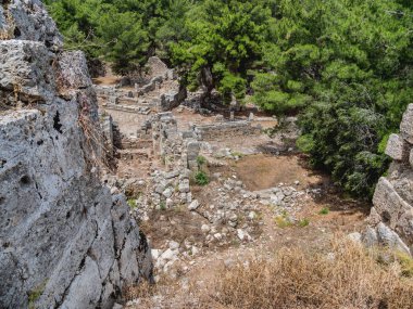Antik Phaselis şehrinde büyük küvetin kalıntıları. Ünlü mimari simgesi, Kemer bölgesi, Antalya. Türkiye.