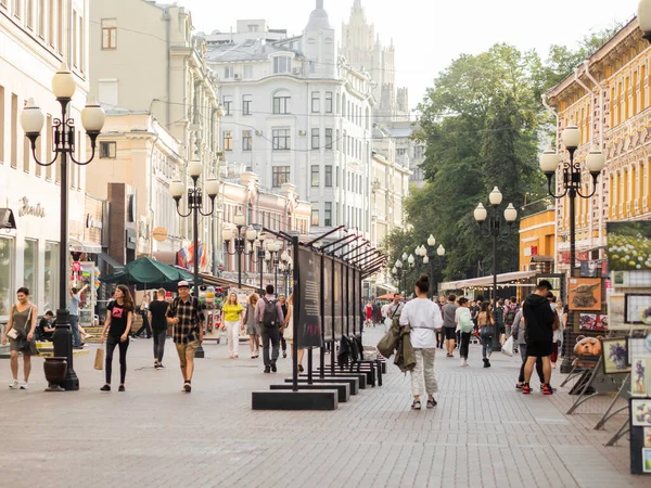Moscow Rússia Agosto 2021 Pessoas Locais Turistas Descem Famosa Rua — Fotografia de Stock
