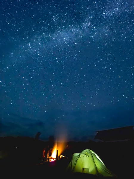 Hvězdný Noční Pohled Zelený Stan Rozestavěný Poblíž Táboráku Zkoumání Přírody — Stock fotografie