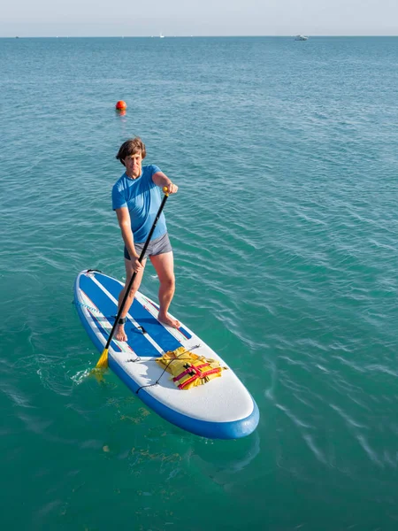 Гребной Постоялец Спортсмен Гребёт Доске Sup Surfing Активный Образ Жизни — стоковое фото