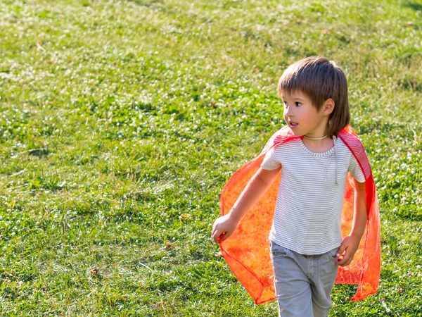Kleiner Junge Spielt Superhelden Auf Rasen Kind Handgemachten Knallroten Mantel — Stockfoto