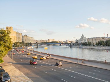 MOSCOW, Rusya - 22 Ağustos 2021. Moskova Nehri 'nin Smolenskaya setinde trafik var. Büyük şehirde yaz güneşli bir gün..