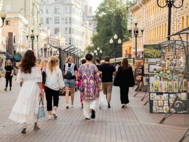 MOSCOW, Rusya - 08 Ağustos 2021. Yerel halk ve turistler Arbat caddesinde hediyelik eşya dükkanları ve butiklerle yürüyorlar..