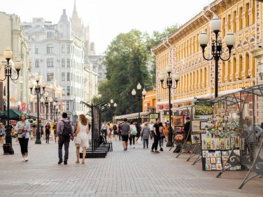 MOSCOW, Rusya - 08 Ağustos 2021. Yerel halk ve turistler Arbat caddesinde hediyelik eşya dükkanları ve butiklerle yürüyorlar..