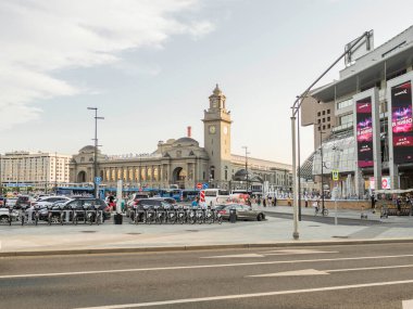 MOSCOW, Rusya - 08 Ağustos 2021. Kievsky tren istasyonu ve Avrupa alışveriş merkezi manzarası.