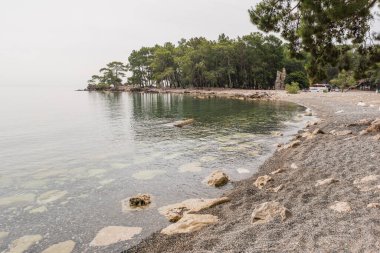 Phaselis 'in Kuzey Limanı. Antik Lycia kıyısındaki Yunan şehrinin kalıntıları. Türkiye 'de mimari dönüm noktası.
