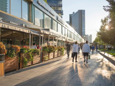 MOSCOW, Rusya - 22 Ağustos 2021. Turistler ve yerel halk ünlü Novy Arbat caddesinde yürürler. Sıcak yaz günbatımı.