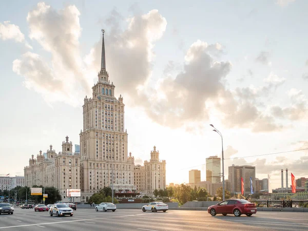 Moscow Rússia Agosto 2021 Carros Movem Passam Hotel Ucrânia Arranha — Fotografia de Stock